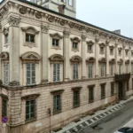 La facciata di Palazzo Costa Ferrari sulla via, ripresa dal drone