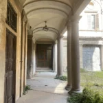 Il porticato a colonne sul cortile
