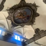 Il medaglione dipinto al centro del soffitto, nella cornice di stucchi