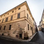 L’angolo del palazzo tra le due vie