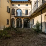 Il cortile interno con le arcate vetrate