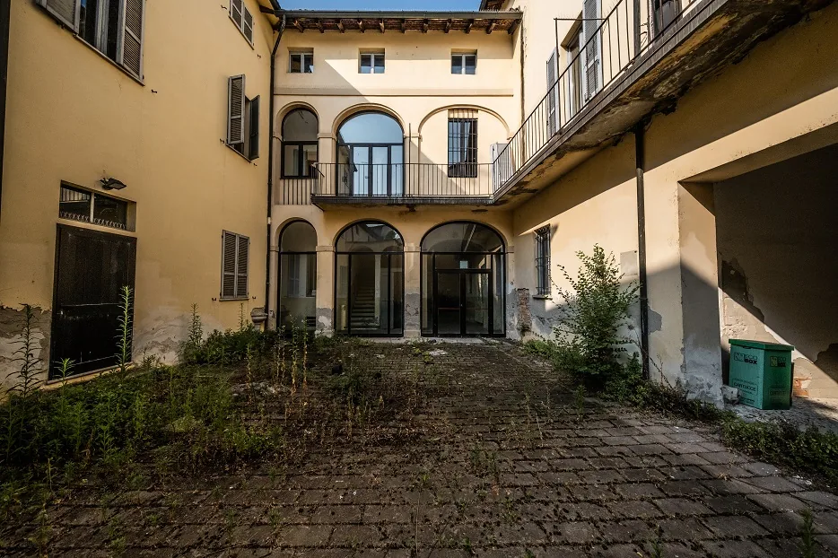 Il cortile interno con le arcate vetrate