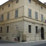 La facciata del palazzo vista dalla piazza