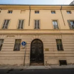 La facciata del palazzo con il portone ad arco
