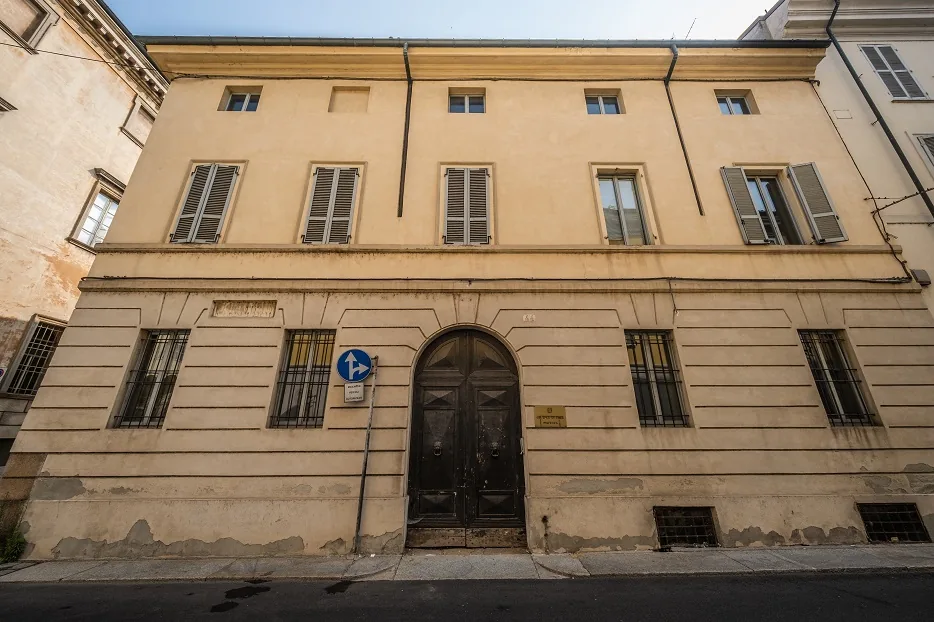 La facciata del palazzo con il portone ad arco