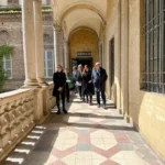 La loggia con le colonne e il pavimento a scacchi