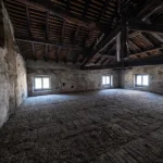 La soffitta con le capriate in legno