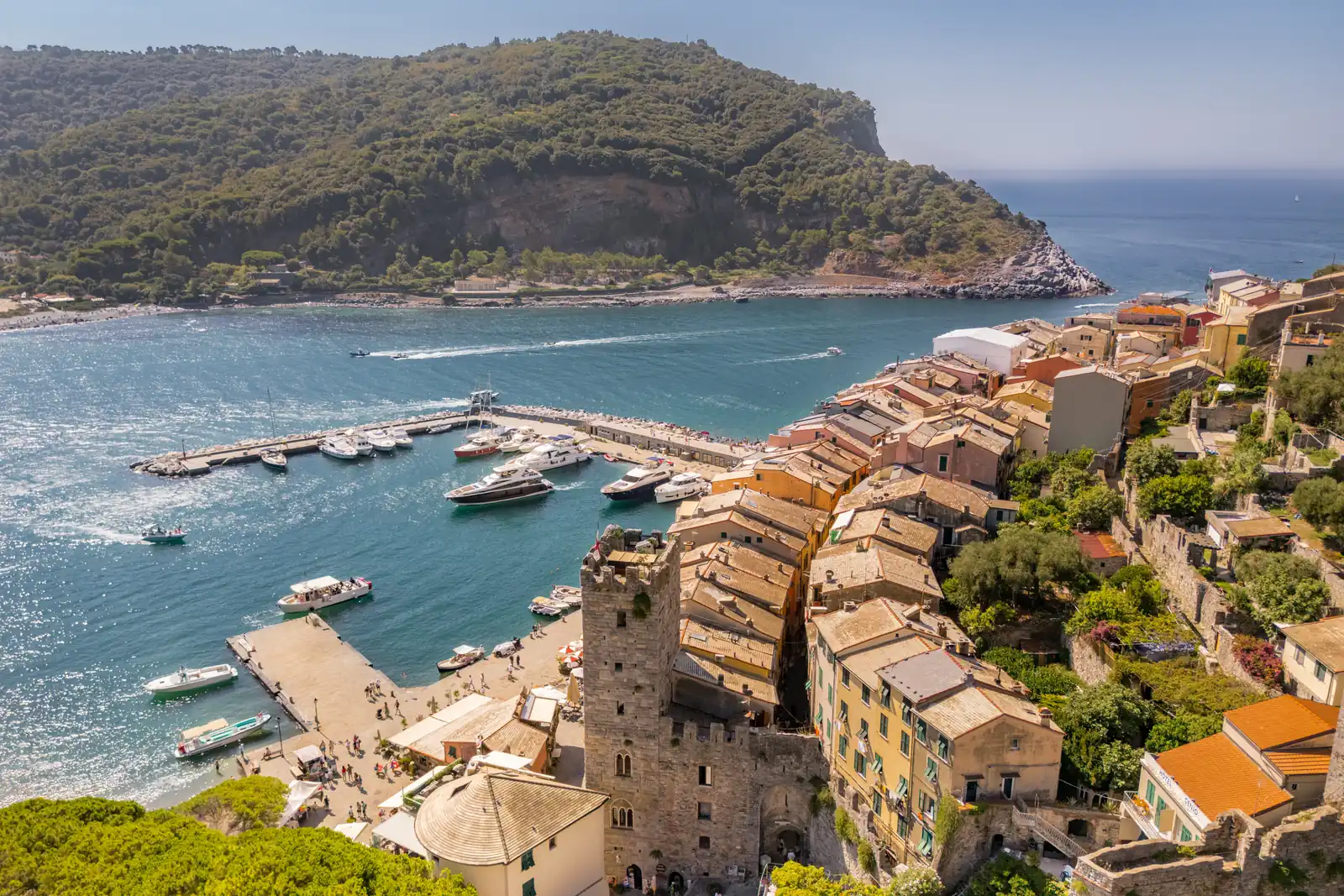 Il porto di Portovenere con la Torre Capitolare, il borgo e l’isola Palmaria, dal drone