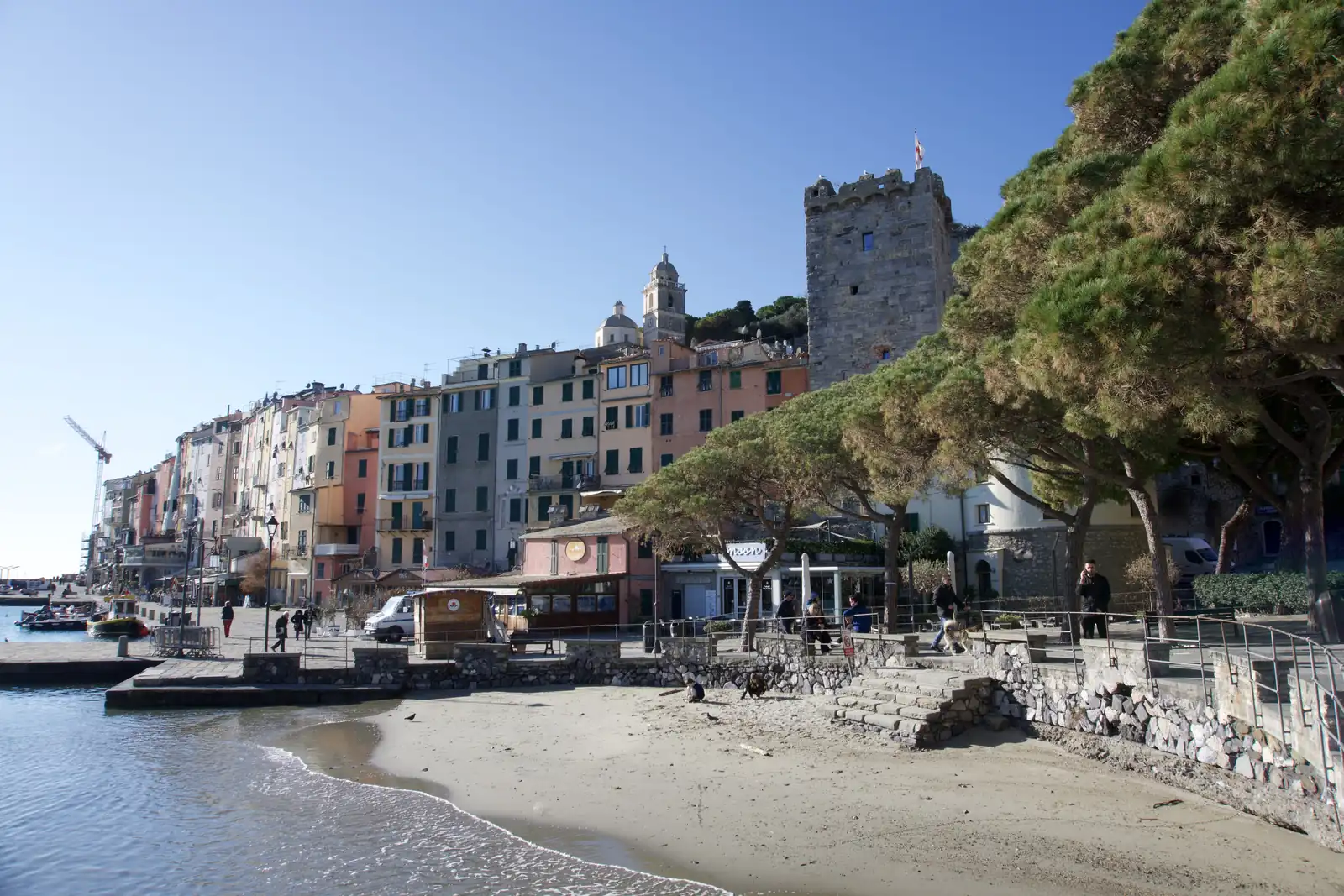 La spiaggia sotto il borgo con la Torre Capitolare e le case sul porto
