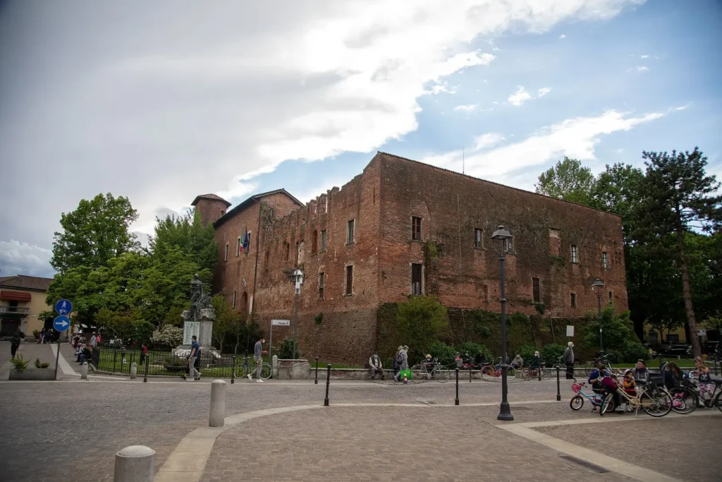 Il fronte in mattoni del castello visconteo