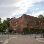 Il fronte in mattoni del castello visconteo
