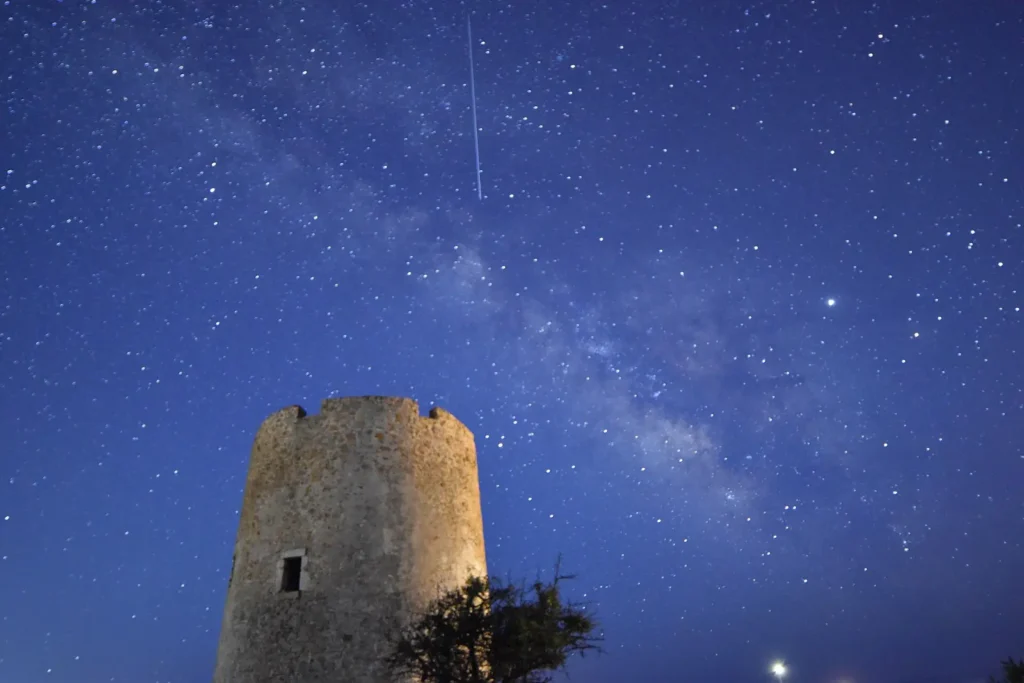 La torre di notte sotto la Via Lattea