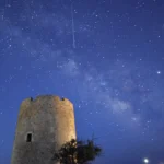 La torre di notte sotto la Via Lattea