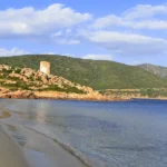 La torre sul promontorio sopra la spiaggia