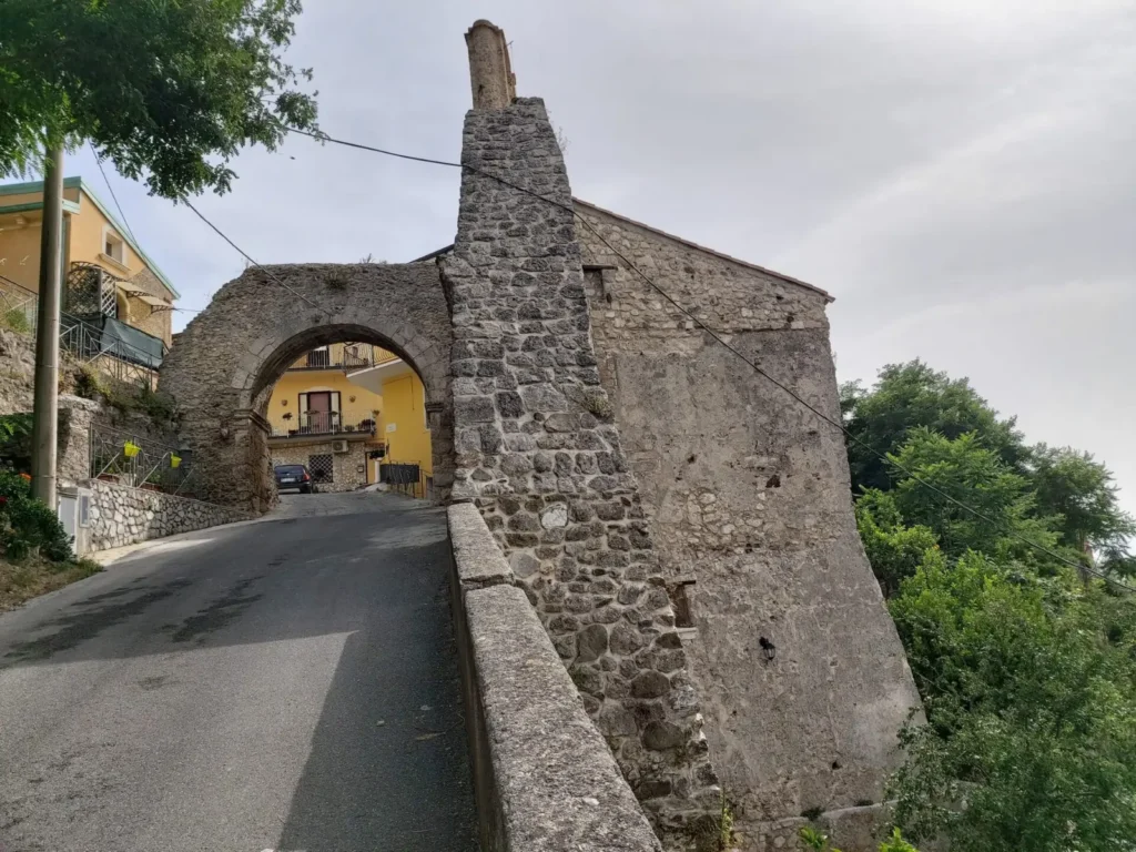 I resti del castello sopra il borgo