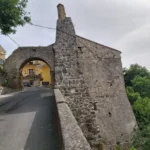 I resti del castello sopra il borgo