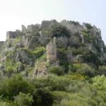Le rovine del castello sulla rupe