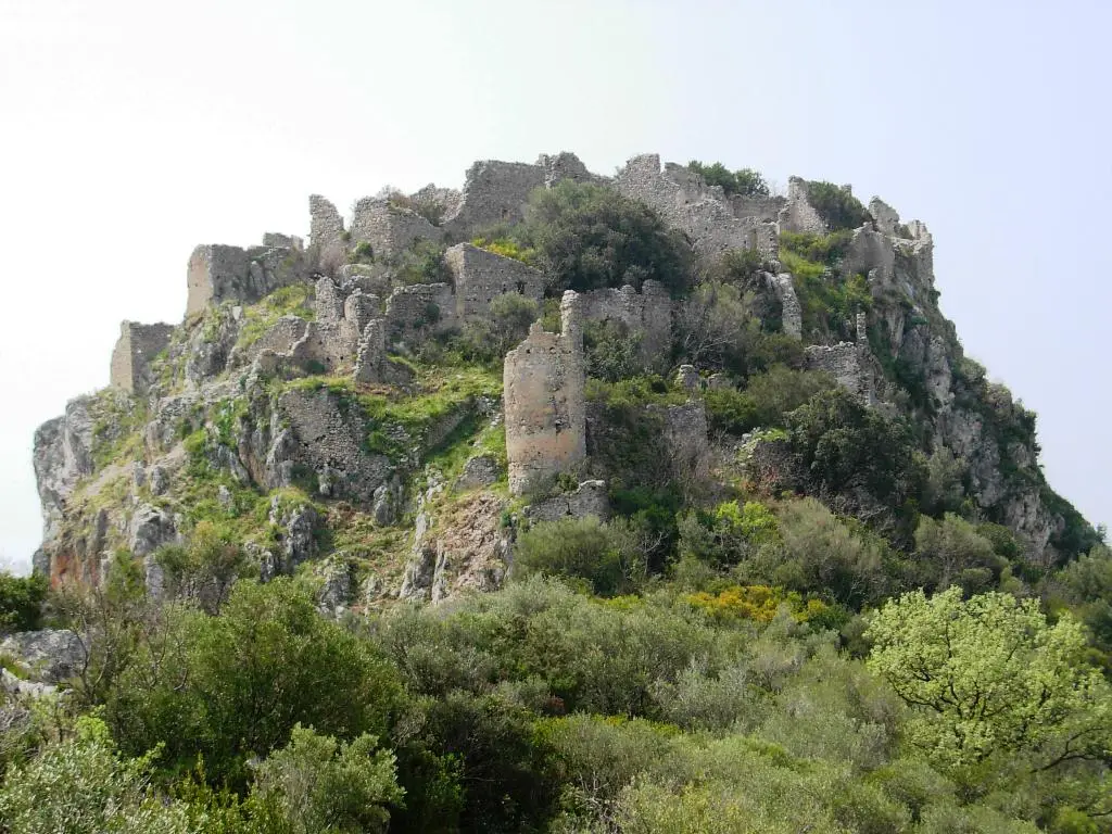 Le rovine del castello sulla rupe