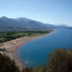 La spiaggia e il golfo visti dal promontorio del castello