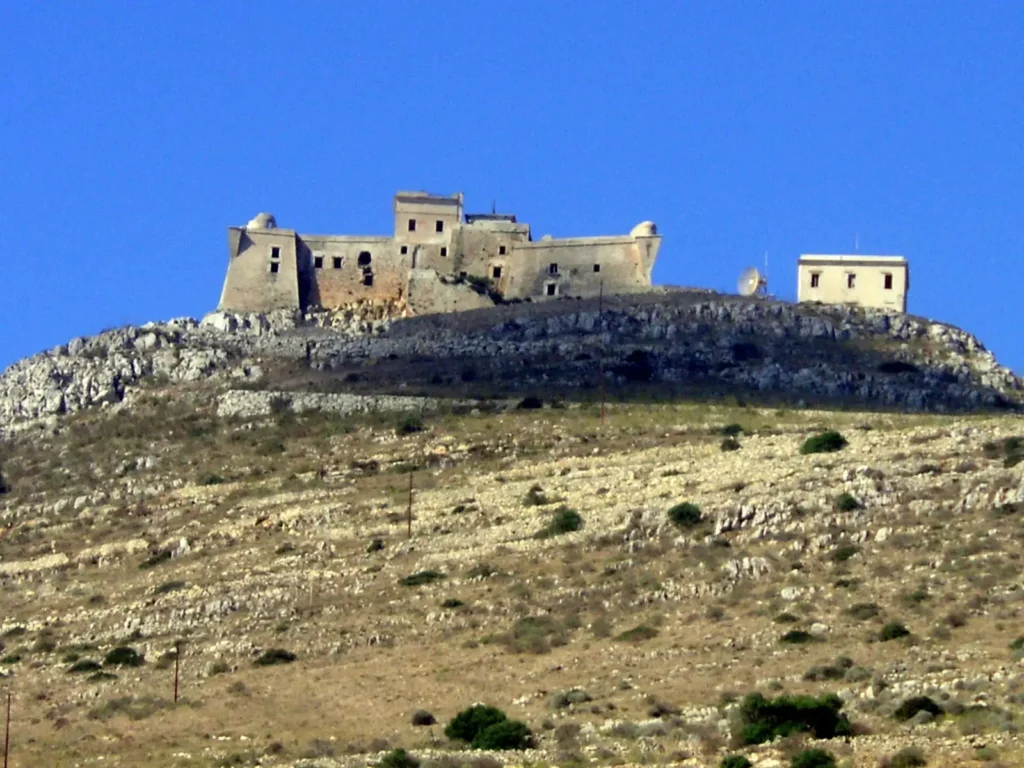 Il forte sulla cresta rocciosa