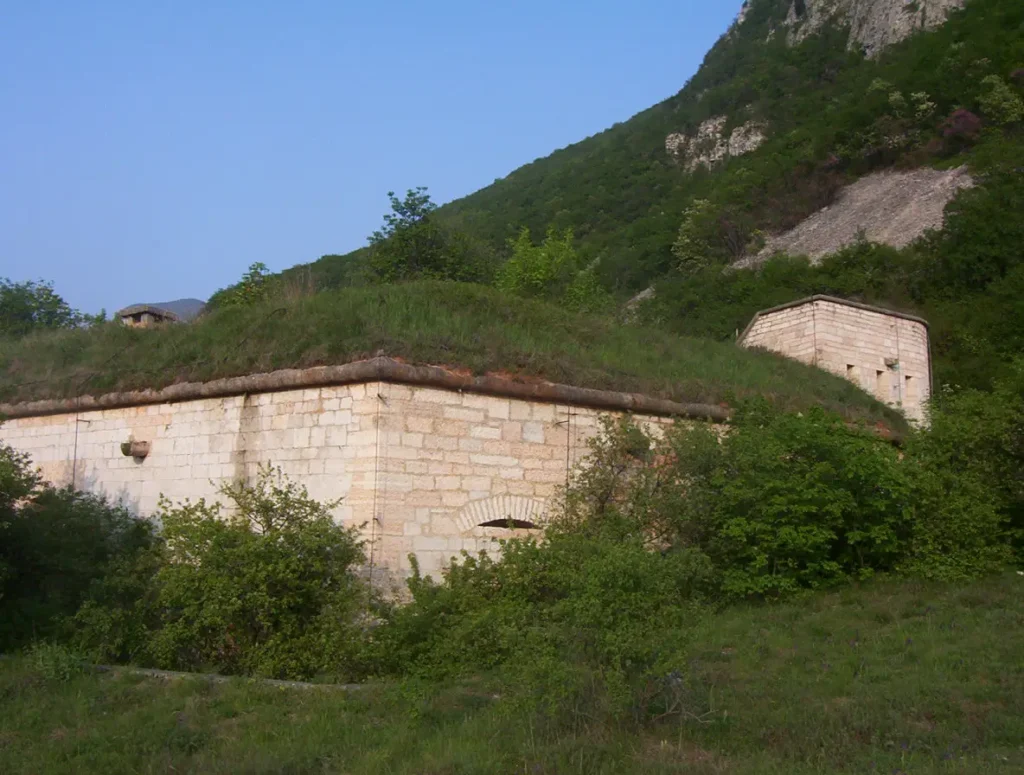 Il forte in pietra rossa sul pianoro