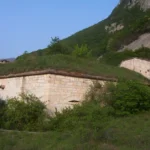 Il forte in pietra rossa sul pianoro