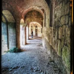 Il porticato interno del forte
