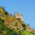 La torre costiera sopra il fiordo