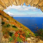 Il fiordo visto da una finestra della torre