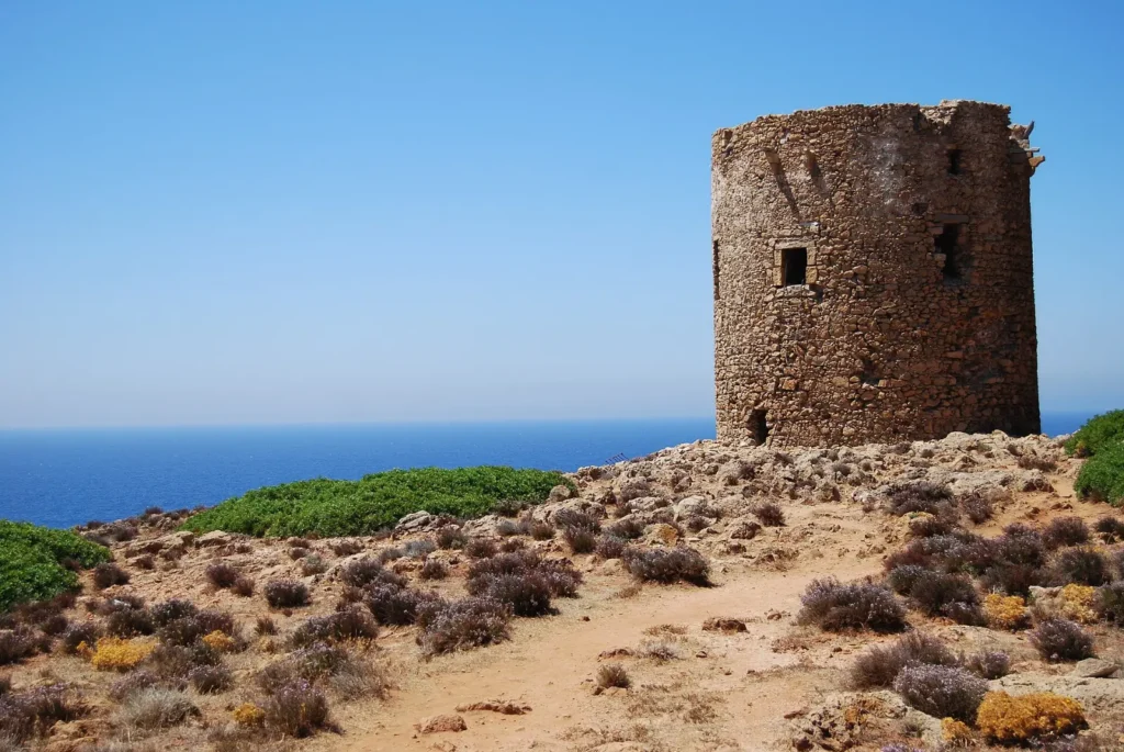 La torre sabauda sopra la cala