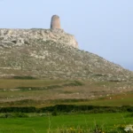La torre tronco-conica sullo sperone sul mare