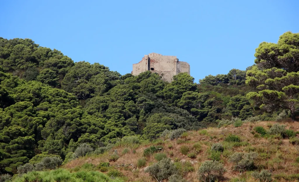 La torre-fortezza sul crinale dell'isola