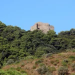 La torre-fortezza sul crinale dell'isola
