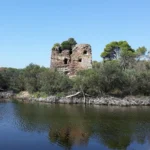 La torre accanto al lago costiero