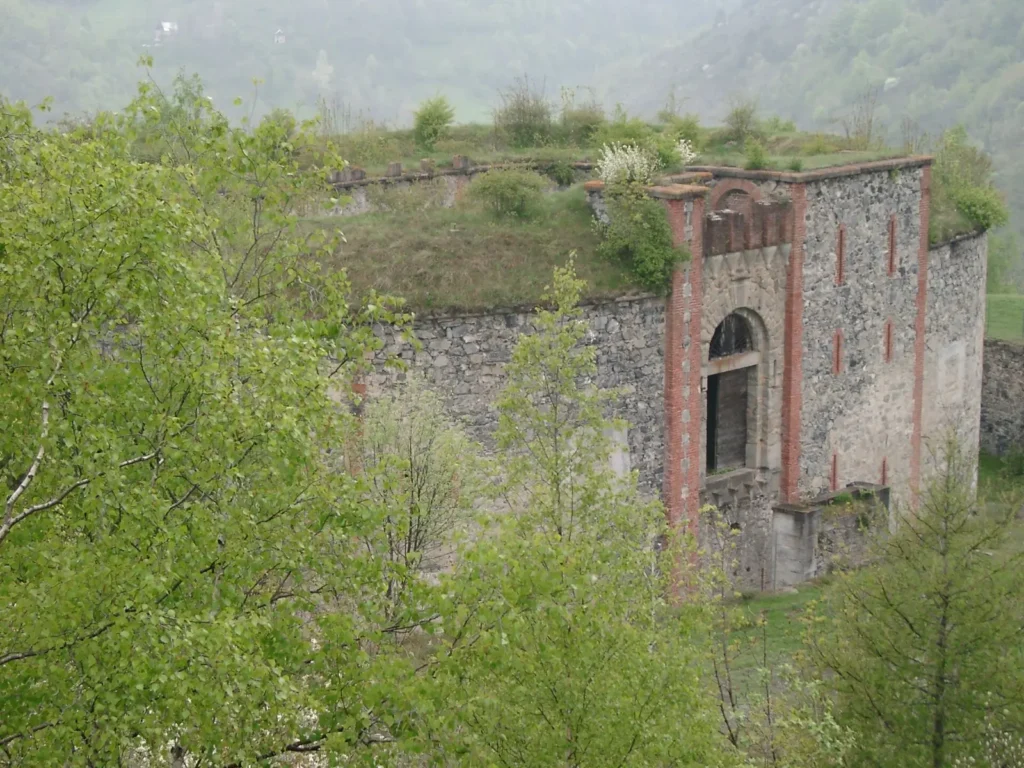 Il forte sullo sperone sopra il paese