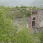 Il forte sullo sperone sopra il paese