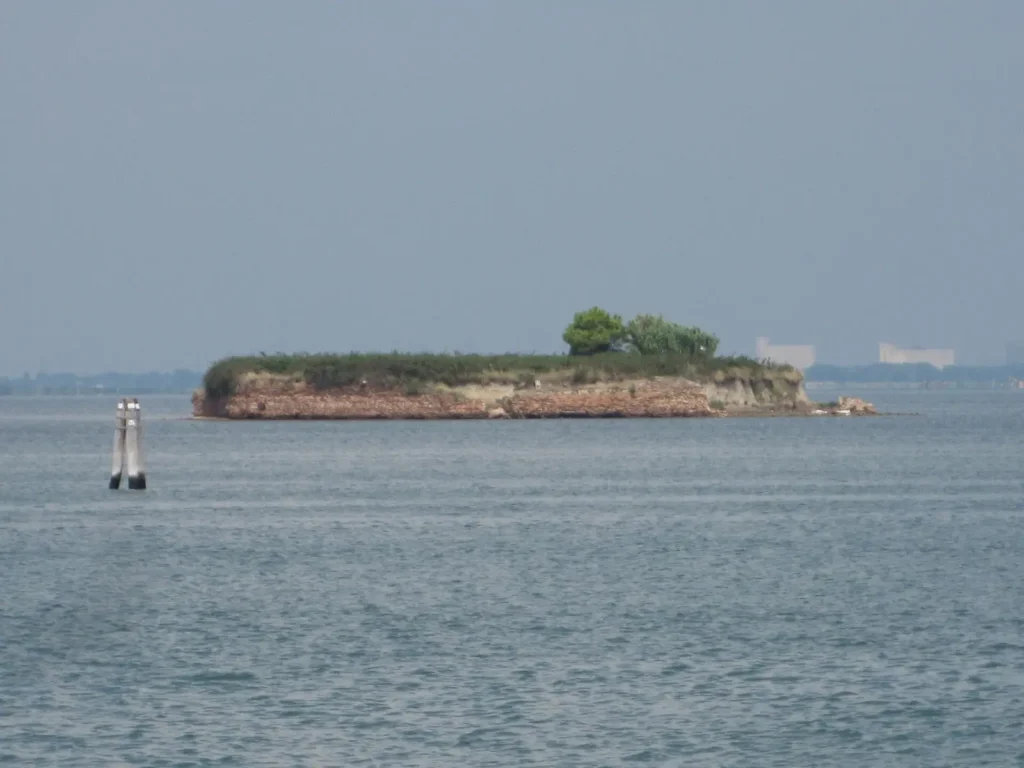 L'isolotto fortificato nella laguna