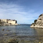La tonnara vista dal mare, con l'Etna sullo sfondo