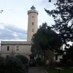 La torre bianca e l’edificio dei guardiani tra i pini
