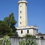 La torre ottagonale del faro sul cielo