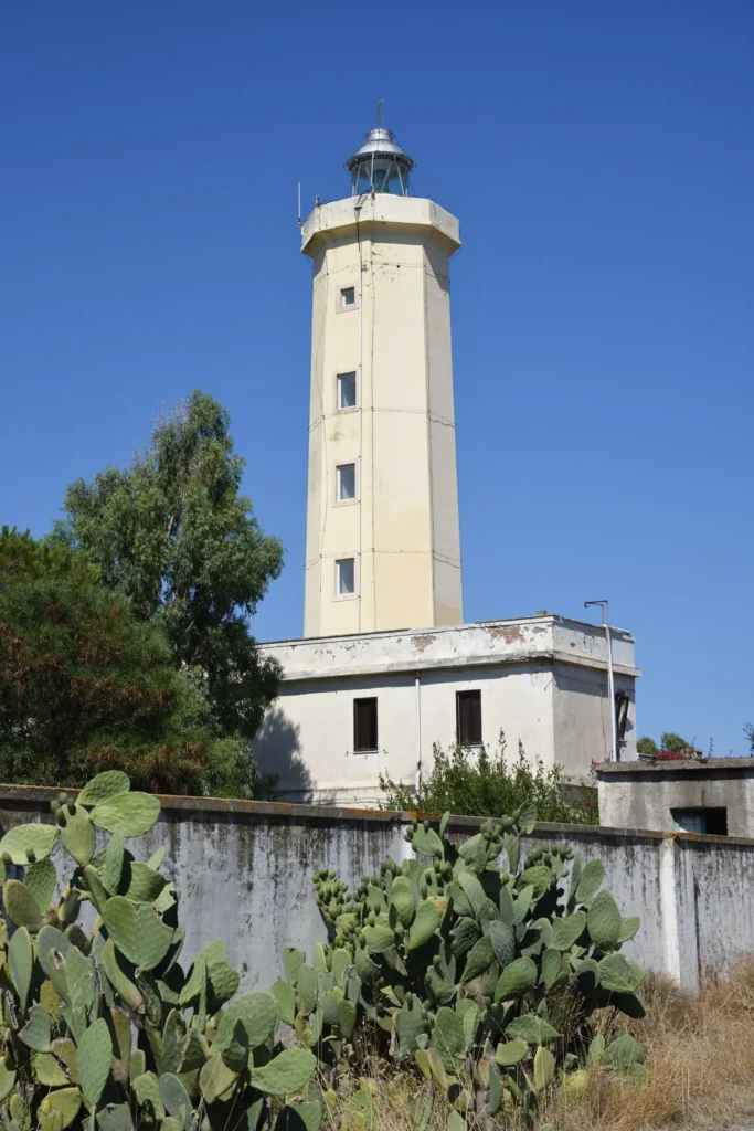 La torre ottagonale del faro sul cielo