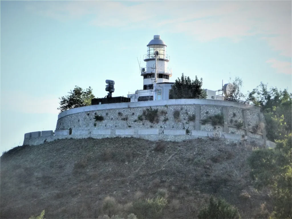 Il faro sul promontorio, sopra la scogliera