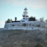 Il faro sul promontorio, sopra la scogliera
