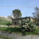 La casa del farista ai piedi del promontorio