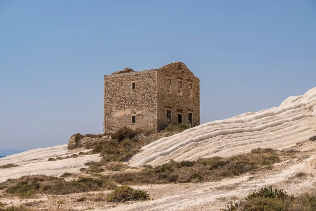 La caserma in pietra sulla scogliera bianca