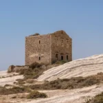 La caserma in pietra sulla scogliera bianca