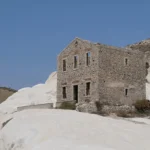 La facciata della caserma