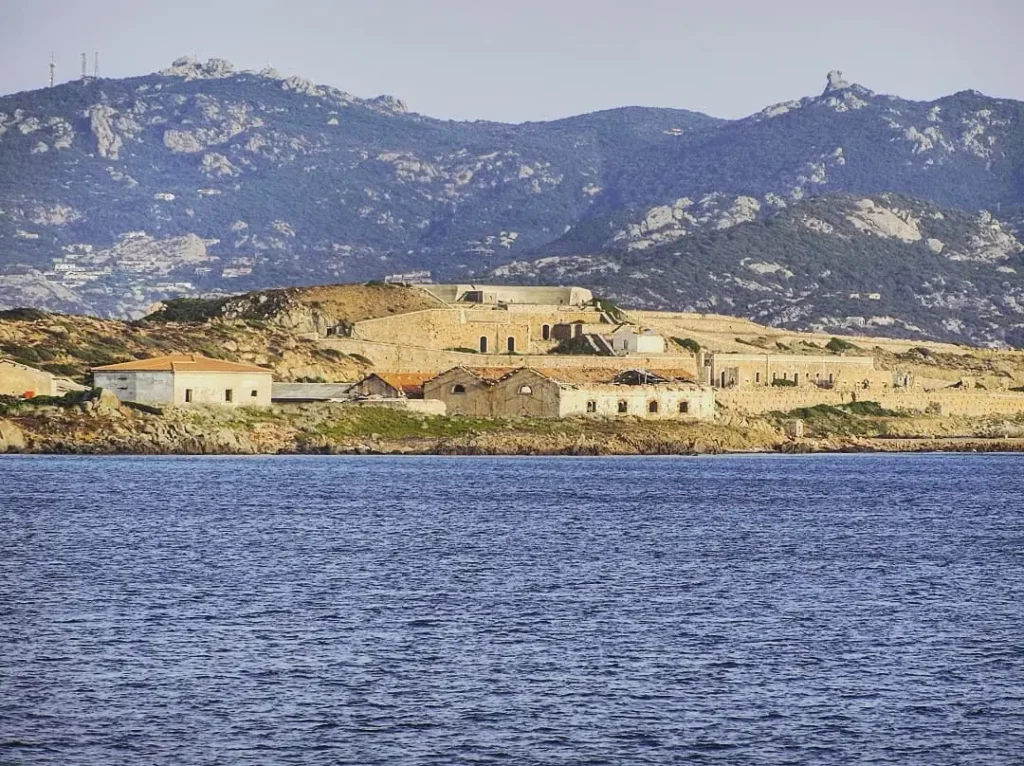 Il complesso fortificato dal mare
