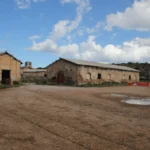 Il piazzale con gli edifici in pietra
