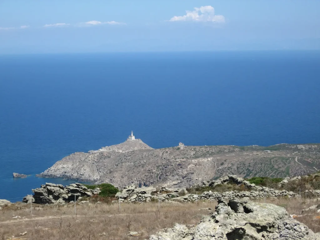 Il faro con la torre e il corpo in pietra all'estremità dell'isola